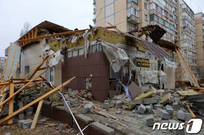지난 3월 러시아 벨고로드의 한 건물이 우크라이나 폭격에 무너진 모습. 사진은 기사 속 아파트와 직접 관련은 없음./로이터=뉴스1