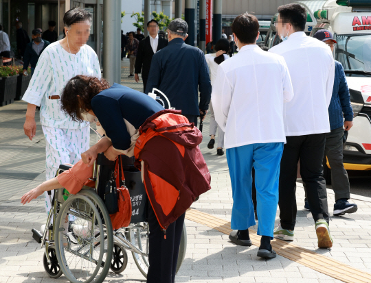 지난 9일 서울의 한 대학병원에서 의료진과 환자들이 이동하고 있다. 뉴시스