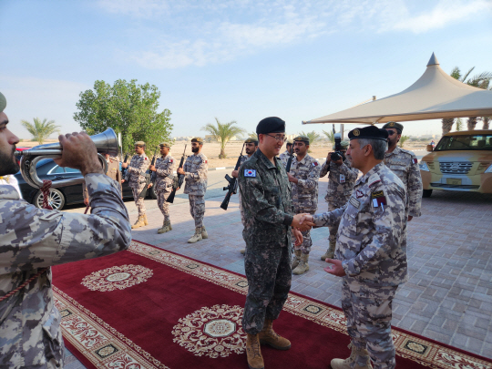 박안수 육군참모총장이 지난해 12월 카타르 지상군사령부를 방문해 사이드 후세인 알 카야린(소장)과 인사하고 있다. 기사 내용과 직접 관계 없음. 육군 제공