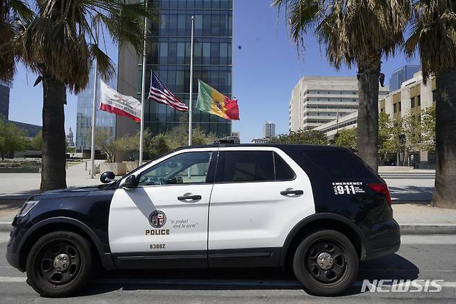 [로스앤젤레스=AP/뉴시스]미국 로스앤젤레스(LA)에서 경찰관이 한국인 남성을 사살한 사건에 연루된 LA 경찰국(LAPD) 경찰관 신원이 특정됐다. 사망한 40대 남성 양모씨는 가족이 정신질환 치료로 도움을 요청한 뒤 출동한 경찰관 총에 맞아 지난 2일(현지시각) 숨졌다. 사진은 LA 시내의 경찰본부 앞에 서 있는 LAPD 긴급 출동 차량의 모습. 2024.05.12.