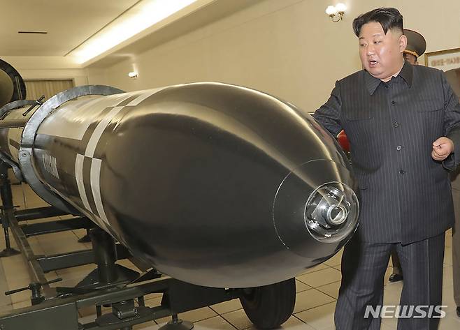 [평양=AP/뉴시스] 북한의 조선중앙통신이 28일 공개한 사진에 김정은 북한 국무위원장이 27일 장소가 알려지지 않은 곳에서 핵무기병기화사업을 현지 지도하고 있다. 김정은 위원장은 "언제든, 그 어디에든 핵무기를 사용할 수 있게 완벽하게 준비되여야 영원히 핵무기를 사용하지 않게 될 것"이라고 말했다. 2023.03.28.