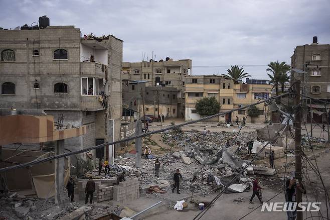 [라파=AP/뉴시스] 올 2월 가자지구 라파 주민들이 이스라엘의 폭격으로 폐허가 거주지를 살피고 있다. 2024.02.14.