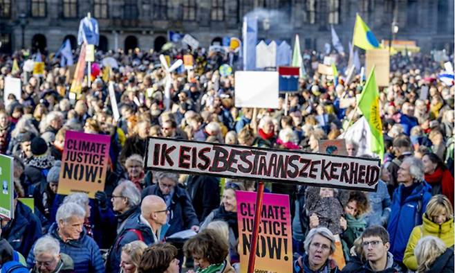 지난 2023년 11월 네덜란드 암스테르담에서 시위대가 정부에 기후변화 대응을 요구하는 집회를 열고 있다. 암스테르담=EPA 연합뉴스