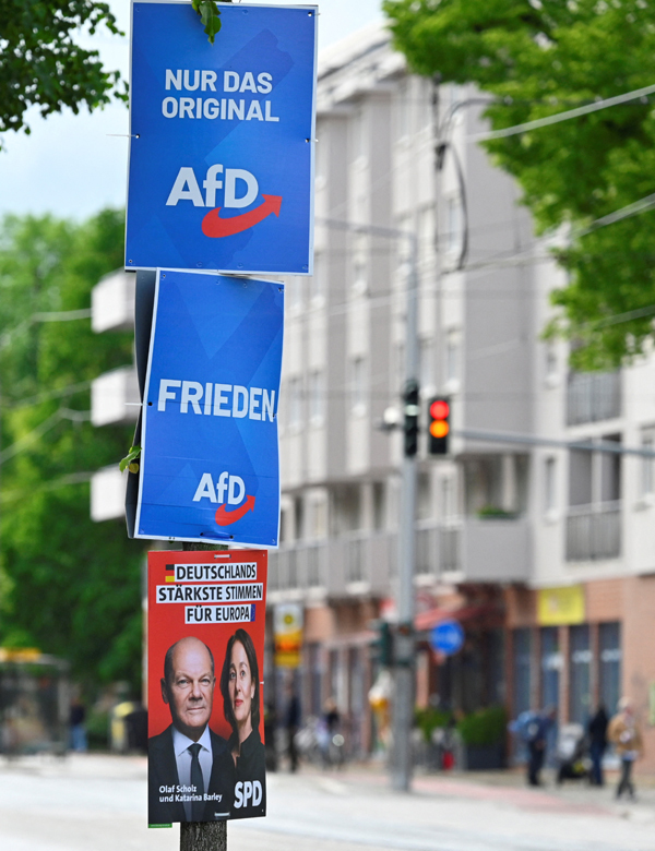 5일 독일 드레스덴의 한 거리에 ‘독일사회민주(SPD)’당과 ‘독일을 위한 대안(AfD)’의 플래카드가 걸려있다. 드레스덴=로이터연합뉴스