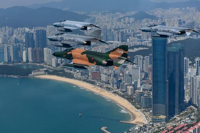 지난 9일 국토순례 비행에 나선 F-4 팬텀 필승편대가 부산 해운대 상공을 지나가는 모습. 공군 제공