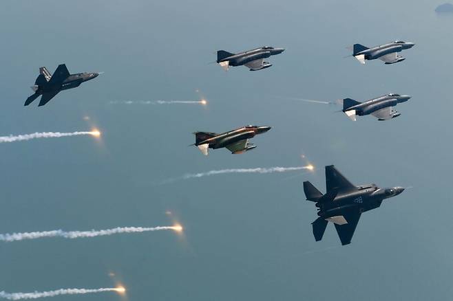 F-4 팬텀과 KF-21이 날개를 나란히 하고 비행하다가 KF-21이 피치아웃을 하고 있다. 공군 제공