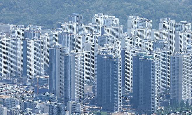 10일 서울 송파구 롯데월드타워 서울스카이에서 바라본 강남 지역 대규모 아파트 단지의 모습. 뉴시스