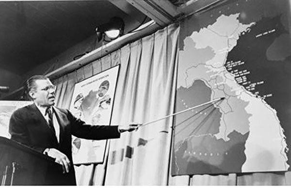 베트남전쟁에서의 미 군사전략을 설명하는 로버트 맥나마라 장관.
