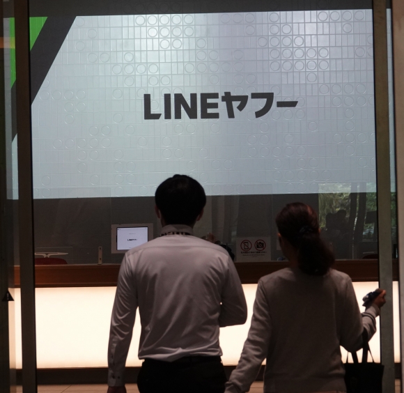 ‘라인야후’ 일본 본사에 오가는 사람들 - 9일 오후 라인야후가 입주해 있는 일본 도쿄 지요다구의 도쿄가든테라스기오이타워에 사람들이 들어가고 있다.  도쿄 연합뉴스
