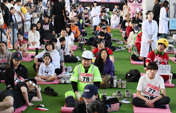 올해로 10주년을 맞은 ‘한강 멍때리기 대회’ 참가자들이 12일 서울 반포한강공원 잠수교 일대에서 멍한 상태를 유지하고 있다.  안주영 전문기자