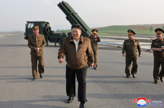 김정은 북한 국무위원장이 지난 10일 신형 240㎜ 방사포 무기체계를 점검하고 있다. 연합뉴스