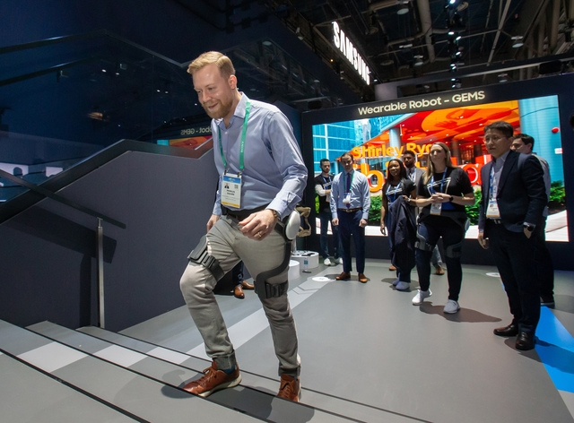 미국 라스베이거스에서 열린 세계 최대 전자 전시회 'CES 2020'에서 관람객이 삼성전자 웨어러블 보행 보조 로봇 '젬스힙'을 체험하고 있다. 사진제공=삼성전자