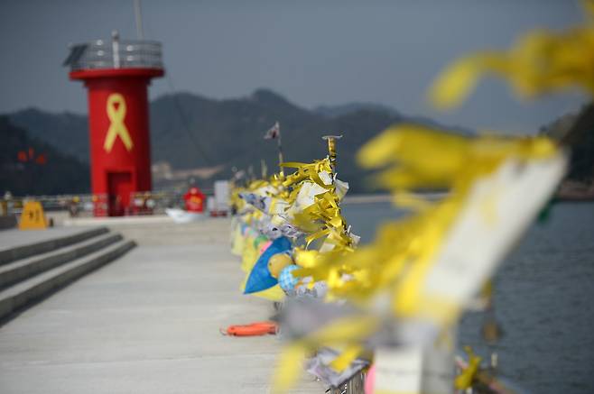 2014년 11월 전남 진도 팽목항에서 노란 리본들이 바람에 날리고 있다. ⓒ시사IN 조남진