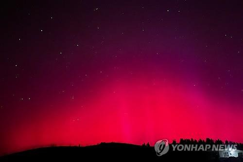 중국 신장 지역에 나타난 오로라 (신장 신화=연합뉴스) 약 21년 만에 가장 강력한 태양 폭풍이 일면서 11일(현지시간) 지구 곳곳에서 형형색색의 오로라가 관찰됐다. 사진은 중국 신장 지역에서 발견된 오로라 모습. 2024.5.11.