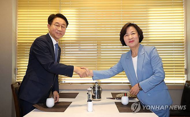 국회의장 후보 단일화 회동하는 추미애-조정식 (서울=연합뉴스) 김주형 기자 = 더불어민주당 소속 추미애(오른쪽)·조정식 국회의장 후보가 12일 오후 서울 여의도의 한 식당에서 국회의장 후보 단일화를 논의하기 위해 회동하며 악수하고 있다. 2024.5.12 [공동취재] kjhpress@yna.co.kr
