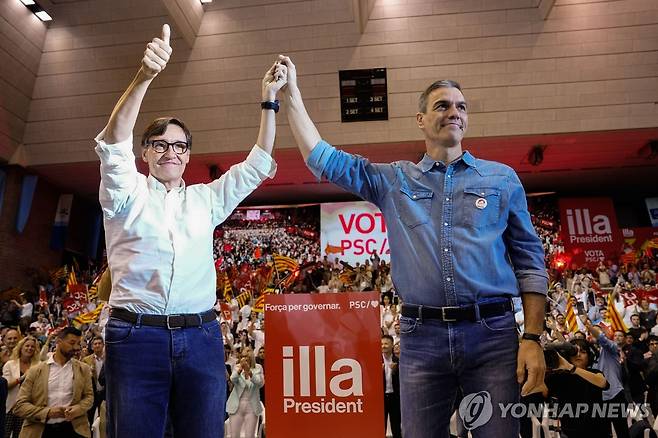 산체스 총리와 카탈루냐사회당 대표 페드로 산체스 스페인 총리(오른쪽)와 살바도르 이야 카탈루냐사회당 대표가 10일(현지시간) 바르셀로나 유세에서 손을 잡고 있다. [EPA=연합뉴스]