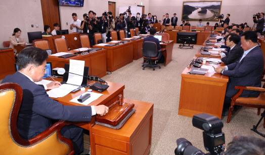 지난 4월 병훈 농림축산식품해양수산위원장이 18일 오전 서울 여의도 국회에서 열린 전체회의에서 양곡관리법 일부개정법률안에 대한 본회의 부의 요구의 건 등 5건의 안건을 가결하며 의사봉을 두드리고 있다. (사진 = 뉴시스)