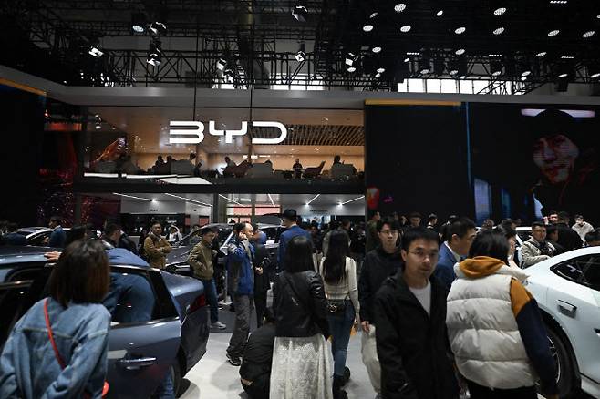 지난달 29일 중국 베이징에서 열린 ‘2024 오토차이나’에서 관람객들이 BYD 매장을 둘러보고 있다. (사진=AFP)