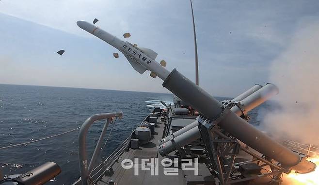 동해상에서 진행된 합동 전투탄 실사격 훈련에서 홍대선함(PKG)이 적 수상함의 해상도발 상황을 가정해 해성-I 함대함유도탄을 발사하고 있다. (사진=해군)
