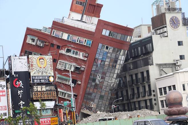 규모 7.2(미국·유럽 지진당국 발표는 7.4) 강진 발생 이틀째를 맞은 지난달 4일 대만 타이베이 화롄현의 붕괴 직전까지 기울어진 톈왕성 빌딩 인근에서 철거 작업이 진행되고 있다. 사진=연합뉴스.