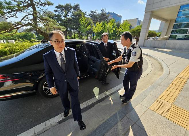 이원석 검찰총장이 13일 강원도 원주지 춘천지방검찰청 원주지청을 방문해 청사로 이동하고 있다. (사진=연합뉴스)