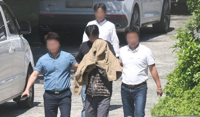 태국 파타야에서 한국인을 살해한 혐의를 받은 20대 남성이 2차 조사를 위해 13일 오후 경남 창원시 성산구 경남경찰청 형사기동대로 이동하고 있다 (사진=연합뉴스)