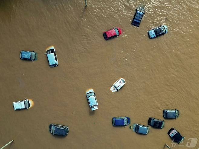 9일 (현지시간) 폭우가 쏟아진 브라질 히우그란지두술주 엘도라도 두 술에서 물에 잠긴 차량들의 모습이 보인다. 2024.05.10 ⓒ AFP=뉴스1 ⓒ News1 우동명 기자