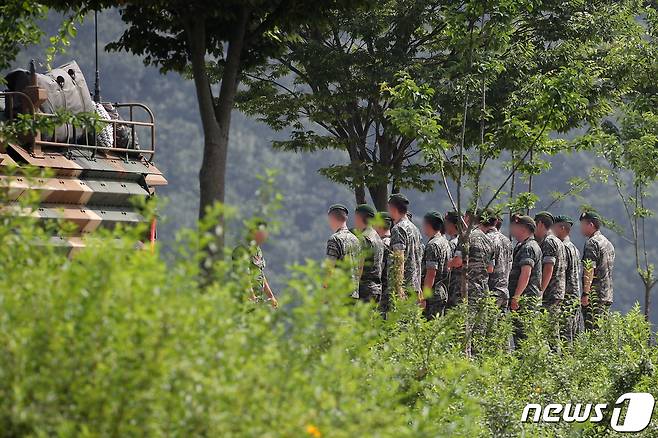 20일 오전 경북 예천군 풍양면 삼강교 아래 해병대신속기동부대 숙영지에서 부사관들이 실종자 수색 주의사항을 듣고 있다. 2023.7.20/뉴스1 ⓒ News1 공정식 기자