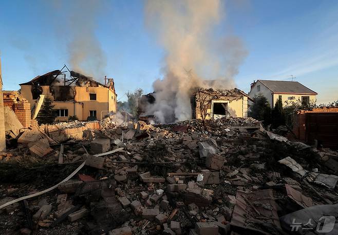 우크라이나 제2의 도시 하르키우 인근 지역에서 10일(현지시간) 러시아군의 포격으로 민가 여러 채가 무너져 내린 모습. 2024.05.10. ⓒ 로이터=뉴스1 ⓒ News1 김성식 기자