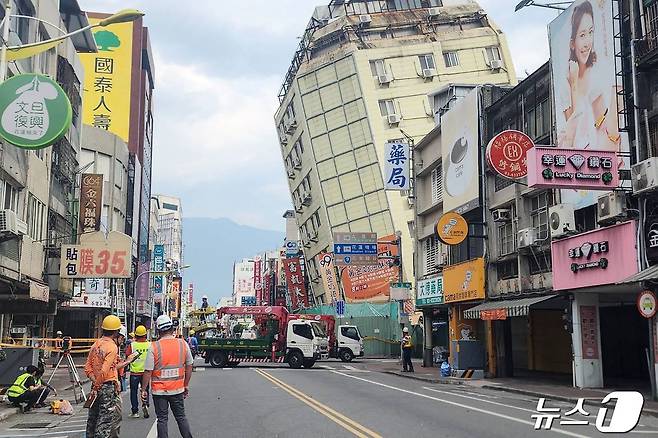 지난 달 규모 5.5의 지진이 강타한 대만의 화롄에 있는 호텔이 기울어진 모습.ⓒ AFP=뉴스1 ⓒ News1 우동명 기자