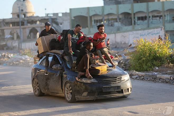 지난 6일(현지시간) 팔레스타인 가자지구 최남단 라파의 동부 지역 주민들에게 대피령이 내려지자 주민들이 차량에 짐을 잔뜩 실은 채 인근 칸 유니스에서 이동하는 모습. 2024.05.06 ⓒ 로이터=뉴스1 ⓒ News1 최종일 기자