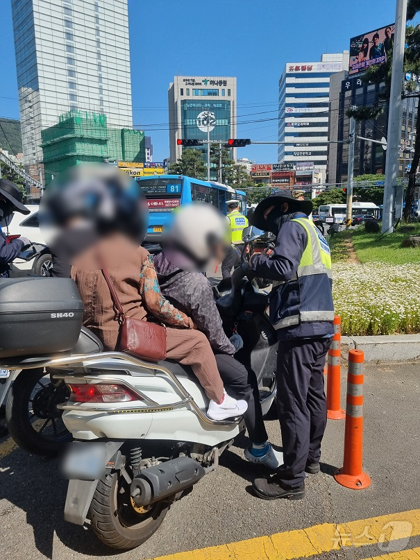 부산경찰청이 13일 이륜차 교통사고 예방과 무질서 행위 근절을 위한 합동 단속에서 2시간 만에 총 114건의 불법 행위를 적발했다.(부산경찰청 제공)