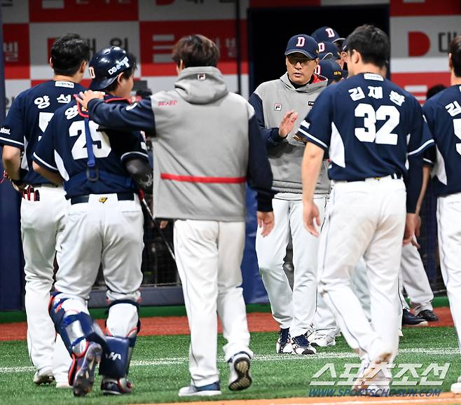 9일 고척스카이돔에서 열린 두산과 키움의 경기, 두산이 5대2로 승리하며 5연승을 달렸다. 선수들에게 박수를 보내는 이승엽 감독의 모습. 고척=허상욱 기자wook@sportschosun.com/2024.05.09/