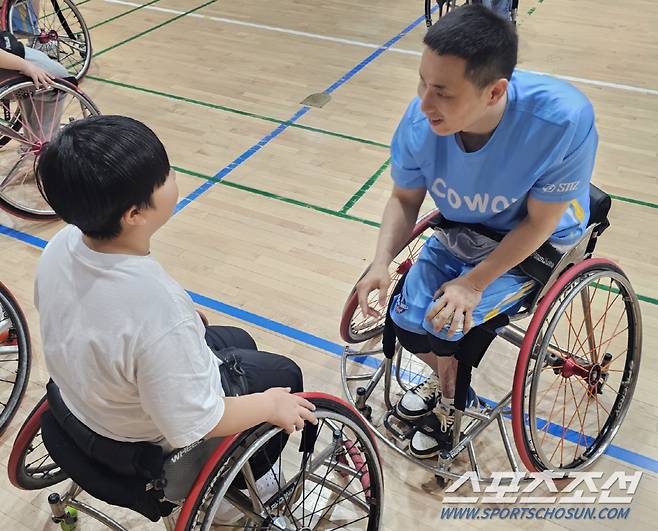 코웨이 에이스 김상열이  창현초 아이들에게 휠체어 조작법을 알려주는 모습. 사진=전영지 기자