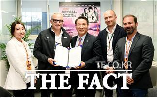 4월 6일 일본을 전격 방문한 유정복(가운데) 인천시장이 스즈카 그랑프리에 참석 중인 포뮬라 원 그룹(Formula One Group)의 스테파노 도미니칼리(Stefano Dominicali) CEO 등 F1 책임자 등을 만나 F1 인천 그랑프리 개최 의향서를 전달하고 있다./더팩트DB
