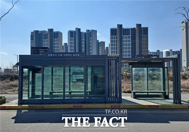 전북특자도 완주군이 서울남부터미널행 시외버스 노선을 변경해 삼봉지구를 노선 추가하고 무인 승차권 발매기를 설치했다. /완주군
