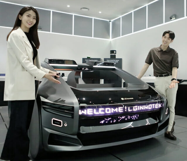 LG이노텍 직원들이 미래차 목업(Mock-up)에 장착된 차량 조명 모듈 ‘넥슬라이드’를 선보이고 있다.(사진=LG이노텍)