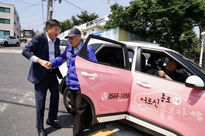 정문헌 종로구청장(사진 왼쪽)은 지난 10일 '어르신 돌봄카'를 타고 창신동 일대를 돌며 소통하는 시간을 가졌다. 종로구청 제공.