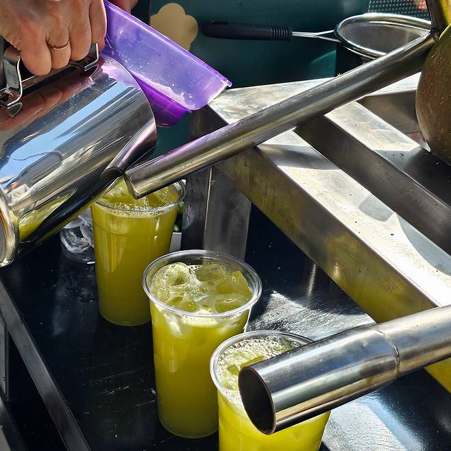 베트남식 사탕수수 주스. 사탕수수만 짜내는 것이 아니라 작은 레몬이나 오렌지 같은 과일을 짜내 상큼한 맛을 더한다. /안동=이미지 기자