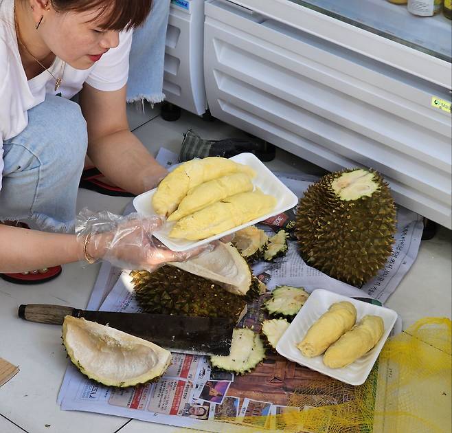 경북 안동시의 한 아시아마트. 베트남어로 사탕수수 주스를 적어놓은 가게 안에선 두리안도 직접 손질해 팔고 있었다. /이미지 기자