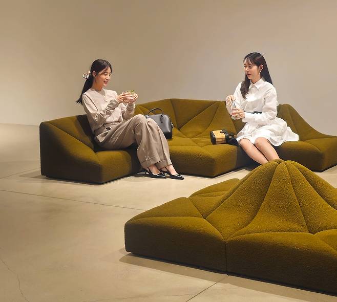 폴랑 전시장에서 만난 한지혜와 성유리/폴랑