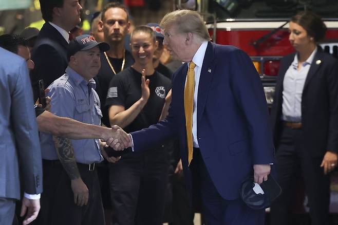 도널드 트럼프 전 대통령이 2일 뉴욕 맨해튼 소방서를 방문해 소방관들과 악수하고 있는 모습. /AP 연합뉴스