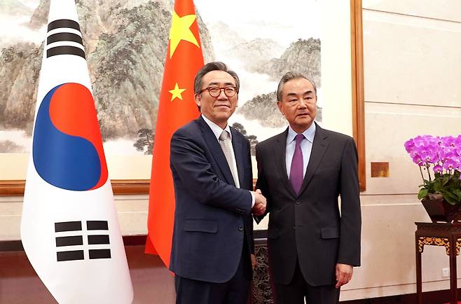 조태열 외교부 장관(왼쪽)과 왕이 중국 외교부장이 지난 13일 오후 중국 베이징에서 열린 한중 외교장관회담에 앞서 인사를 나누고 있다./뉴스1