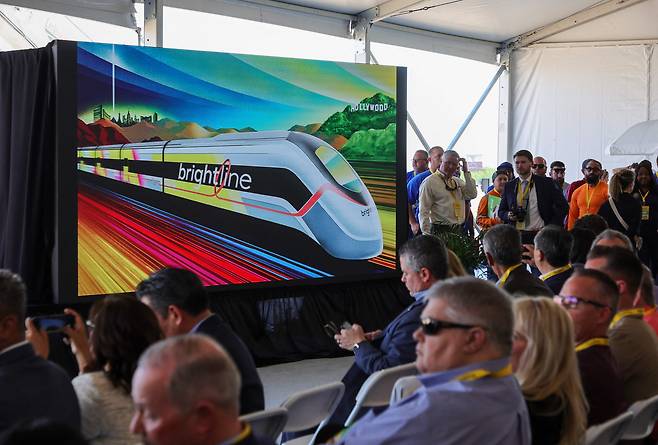 지난달 22일 미국 주요 경합주인 네바다주 라스베이거스에서 미 최초의 고속철 '브라이트라인 웨스트' 기공식이 열리고 있다. 앞쪽 화면에 고속철 견본 사진이 띄워져 있다. 이 고속철은 2028년 LA 하계 올림픽에 맞춰 4년 안에 완공될 예정이다. /AFP 연합뉴스