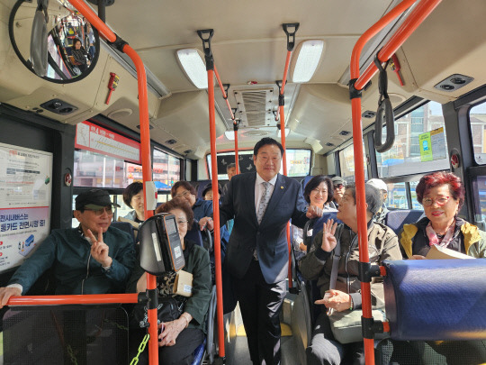 지난 10일 신설돼 운행에 들어간 급행4번 시내버스에서 송인석 대전시의원(국민의힘, 동구)이 기념사진을 찍고 있다. 송인석 의원 제공