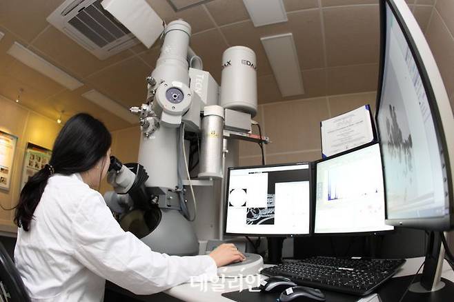 KTR 연구원이 TEM(투과전자현미경) 장비를 이용해 석면분석시험을 하고 있는 모습.ⓒKTR