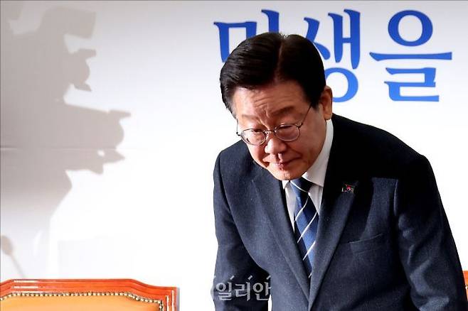 이재명 더불어민주당 대표가 지난 8일 오전 서울 여의도 국회에서 열린 더불어민주당 최고위원회의 시작 전 인사를 하고 있다. ⓒ데일리안 홍금표 기자