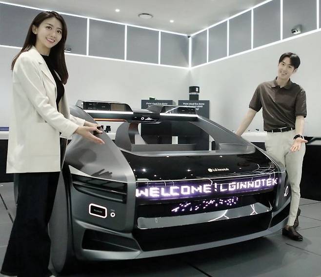 LG이노텍 직원들이 미래차 목업(Mock-up)에 장착된 차량 조명 모듈 ‘넥슬라이드’를 선보이고 있다.ⓒLG이노텍
