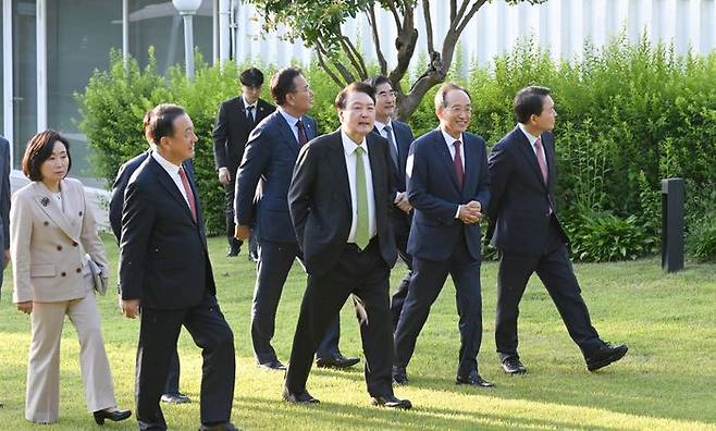 윤석열 대통령이 13일 서울 용산 한남동 관저 정원에서 추경호 국민의힘 원내대표 등 새 지도부 함께 산책하고 있다. ⓒ대통령실