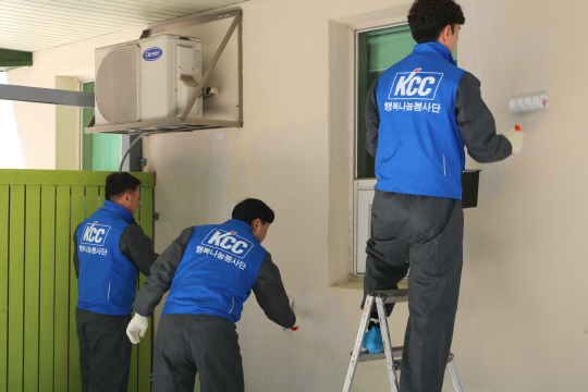 KCC 행복나눔봉사단에서 울산시 소재 복지기관 외부를 페인트로 도색하며 공간 복지 실현에 힘쓰고 있다. KCC 제공.